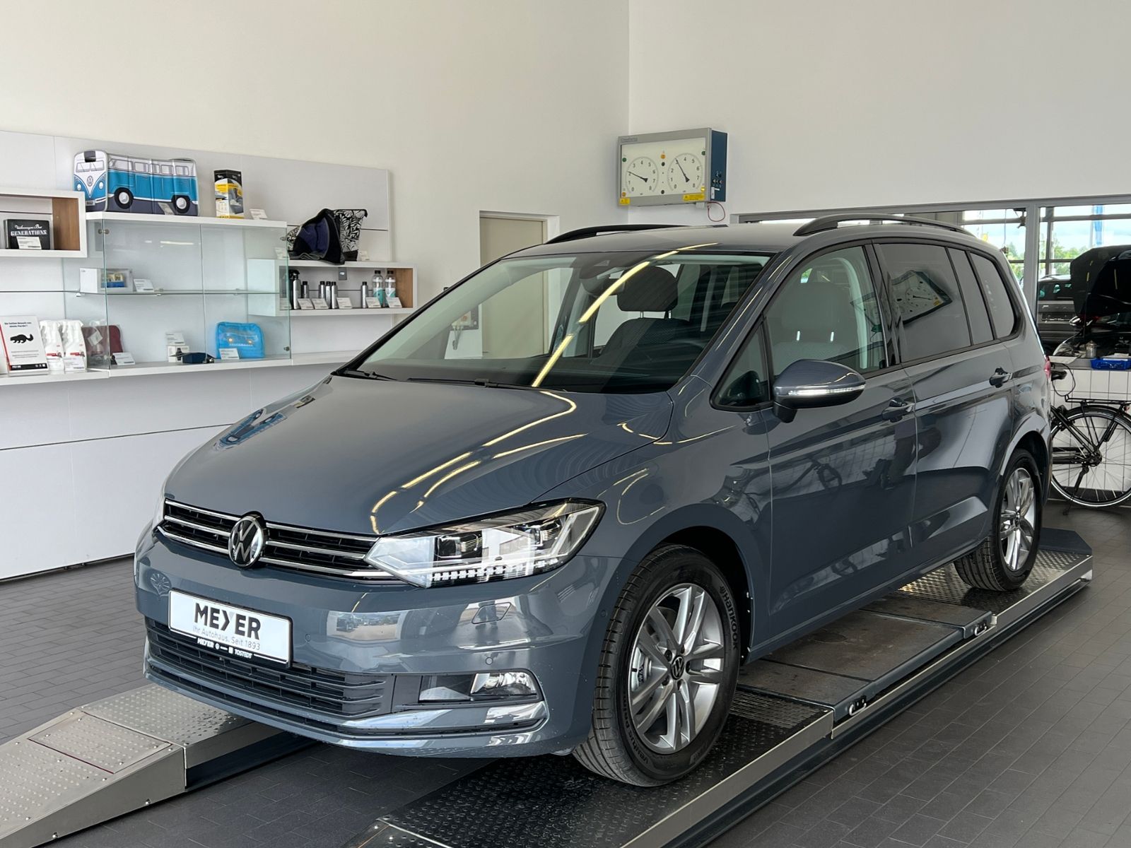 Fahrzeugabbildung Volkswagen Touran Comfortline 1.5 TSI DSG *AHK, LED, 7Sitze