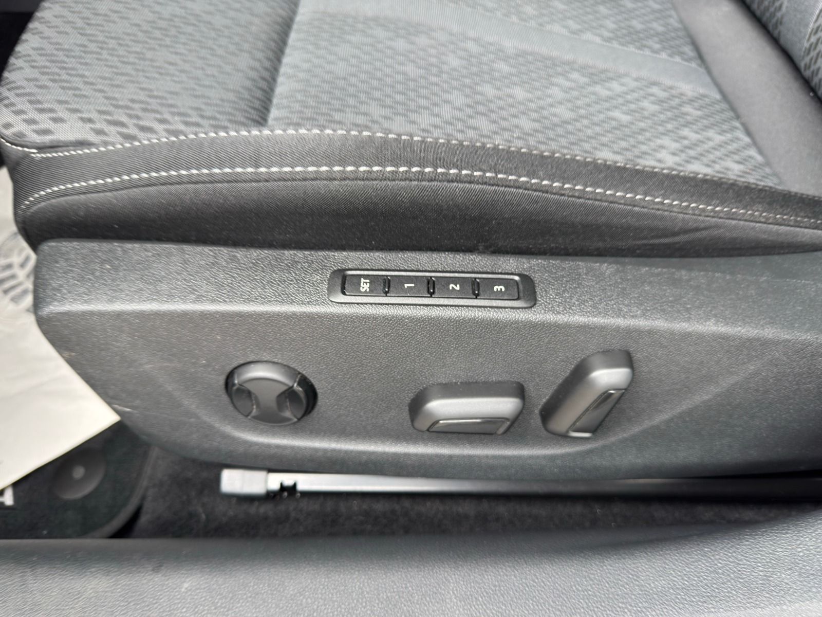 Fahrzeugabbildung SKODA Octavia Combi 1.5 TSI 6-Gang*NAVI*AHK*Head-Up*Si