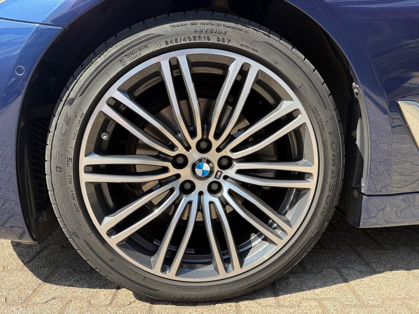 BMW 520d M SPORTPAKET+PANORAMA+AHK+MASSAGE+NIGHT VIS