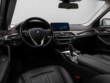 Fahrzeugabbildung BMW 530i LuxuryLine Kamera HUD Komfort SoftCl Alarm