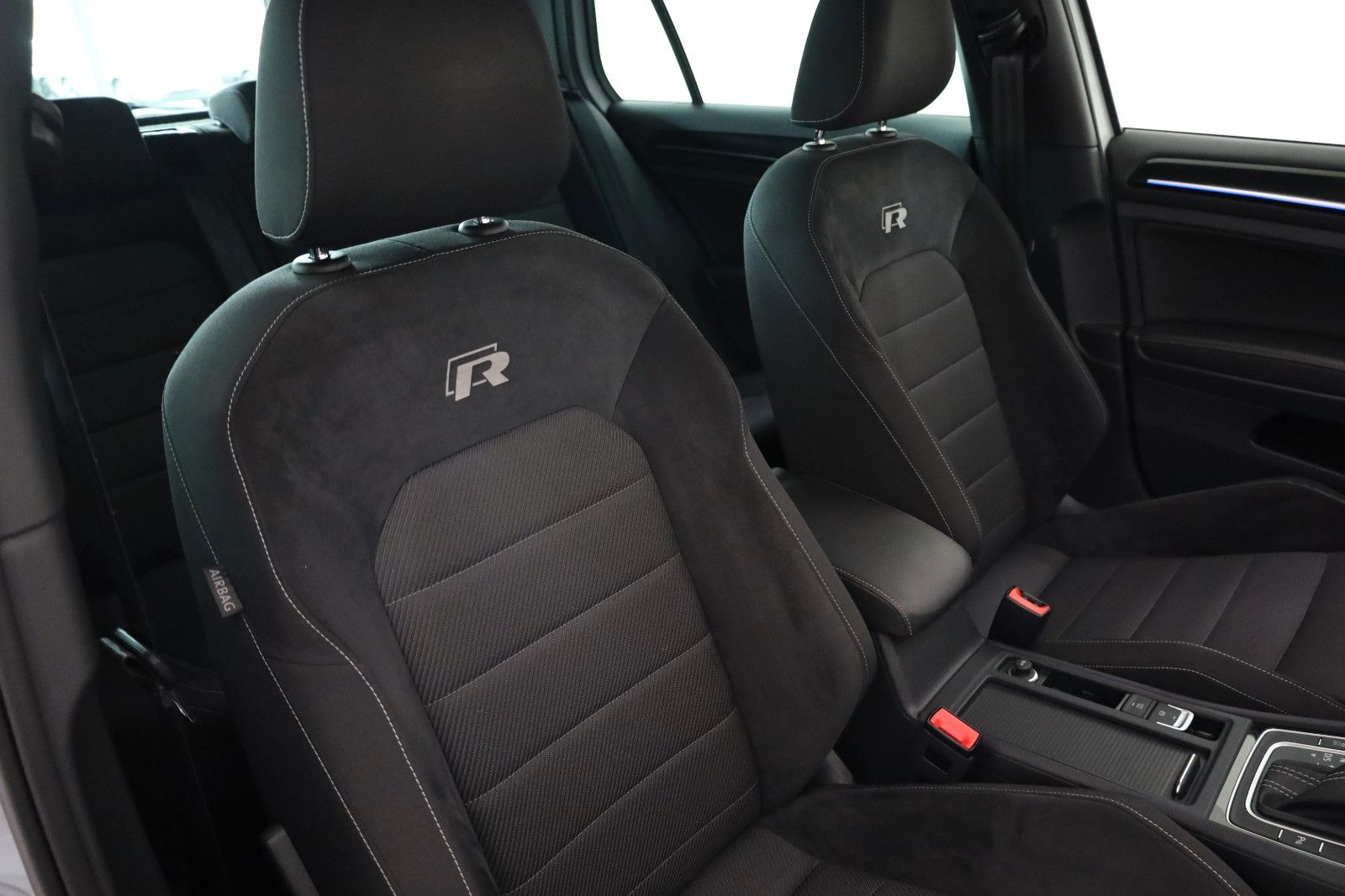 Fahrzeugabbildung Volkswagen Golf VII Lim. R 4M Navi,LED,PDC,Kamera,SH,SR+WR