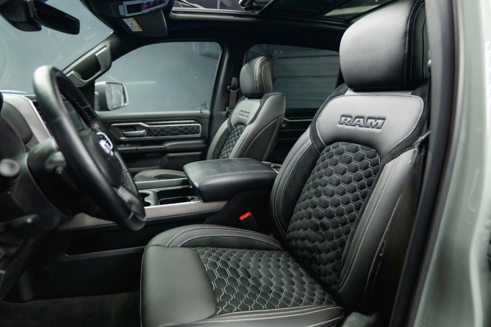 Fahrzeugabbildung Dodge RAM 5.7 V8 HEMI 4x4 OFFROAD Night-Edition *Pano*