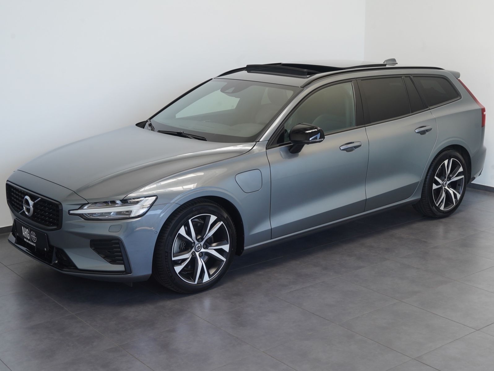 Fahrzeugabbildung Volvo V60 T6 AWD Recharge Plug-In R Design INTELLISAFE