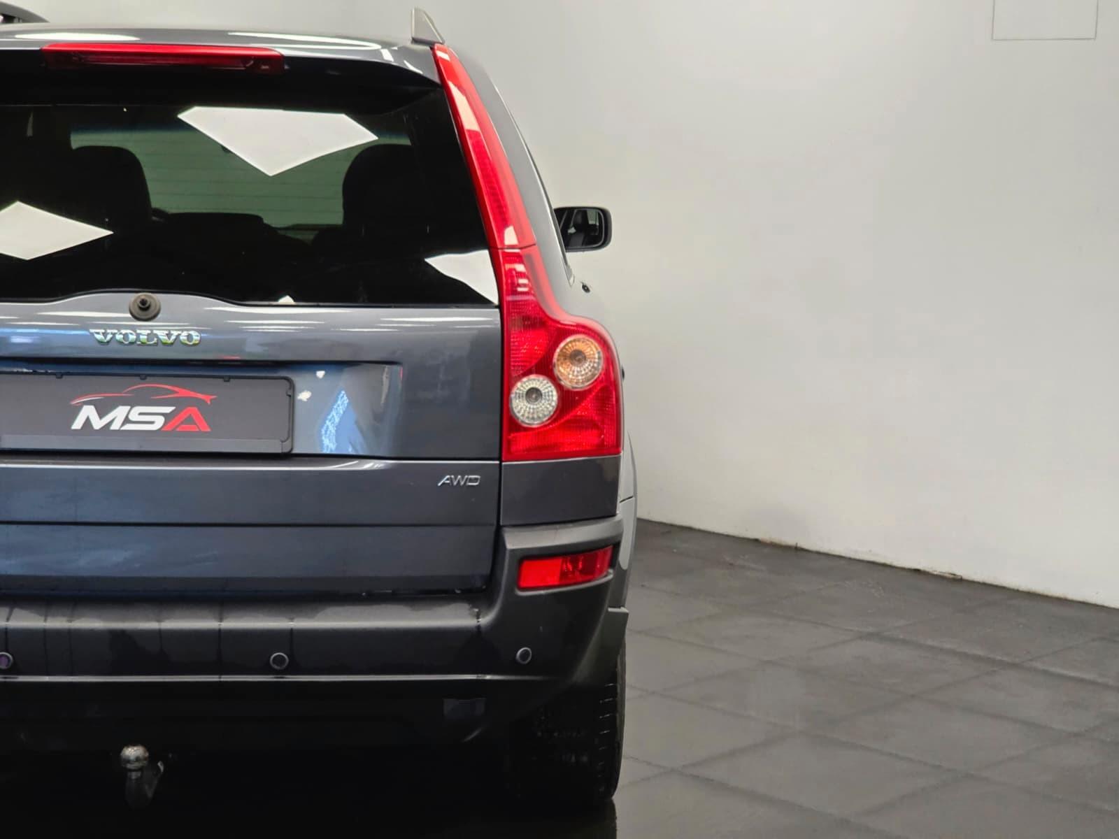 Volvo XC90 D5 Momentum 2.4 5 cyl. 185 ch BVM 4x4 / 172 300 km / Toit ouvrant / Cuir / Distribution neuve / Attelage