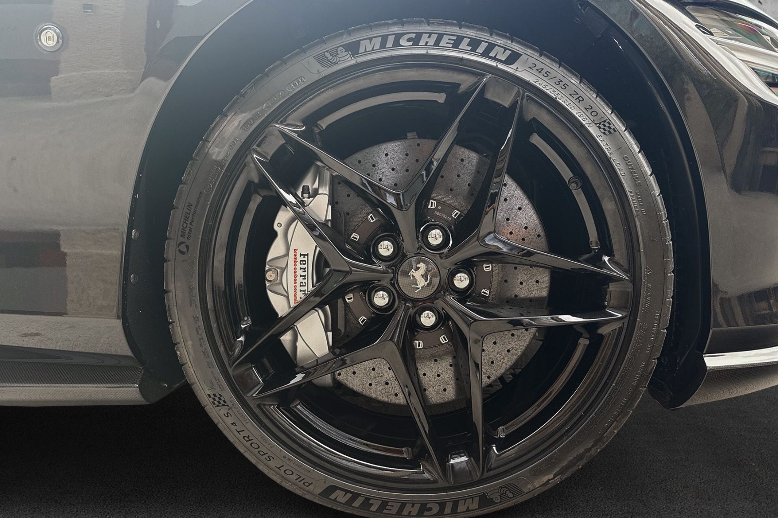Fahrzeugabbildung Ferrari Roma Spider*Full Carbon*Painted Shields*Daytona