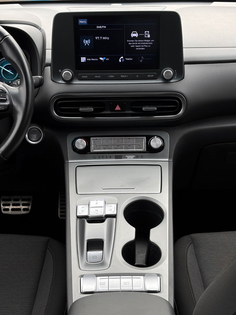 Fahrzeugabbildung Hyundai KONA E Basis 2WD LKAS CAM CarPlay DAB+ 17" 305km