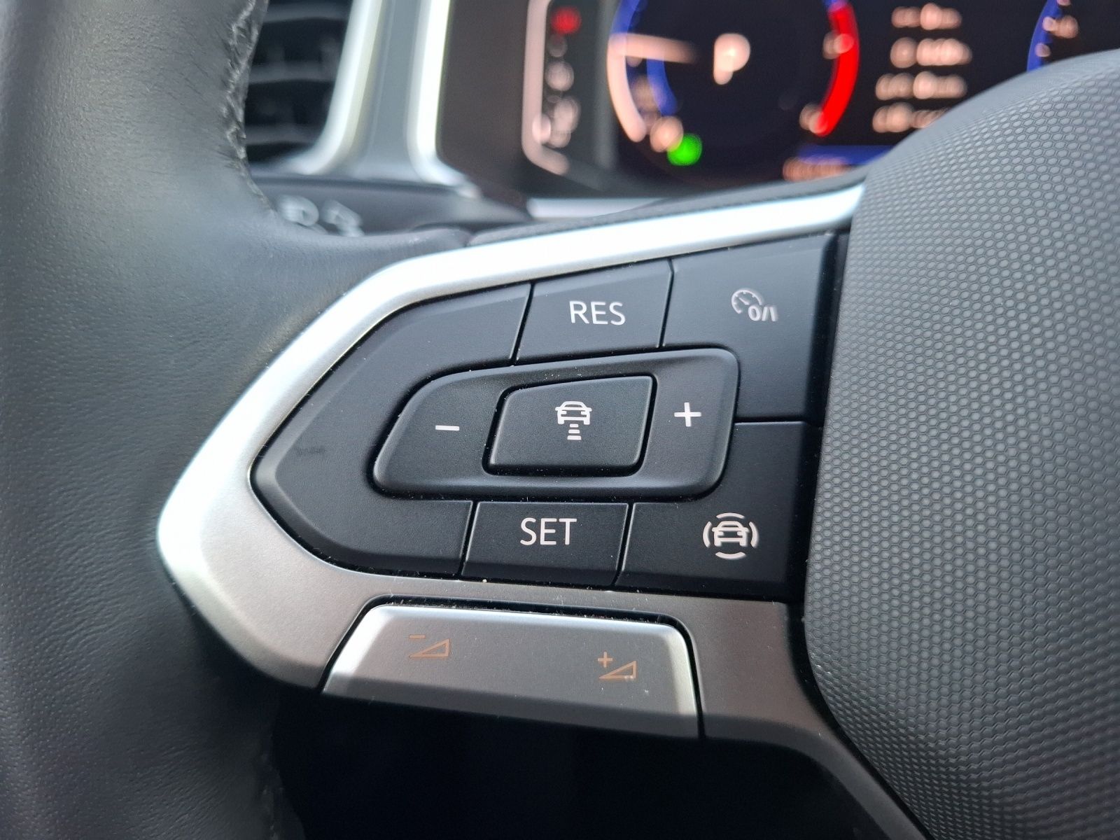 Fahrzeugabbildung Volkswagen T-Roc TDI Style DSG LEDplus Navi AID ACC RFK SH