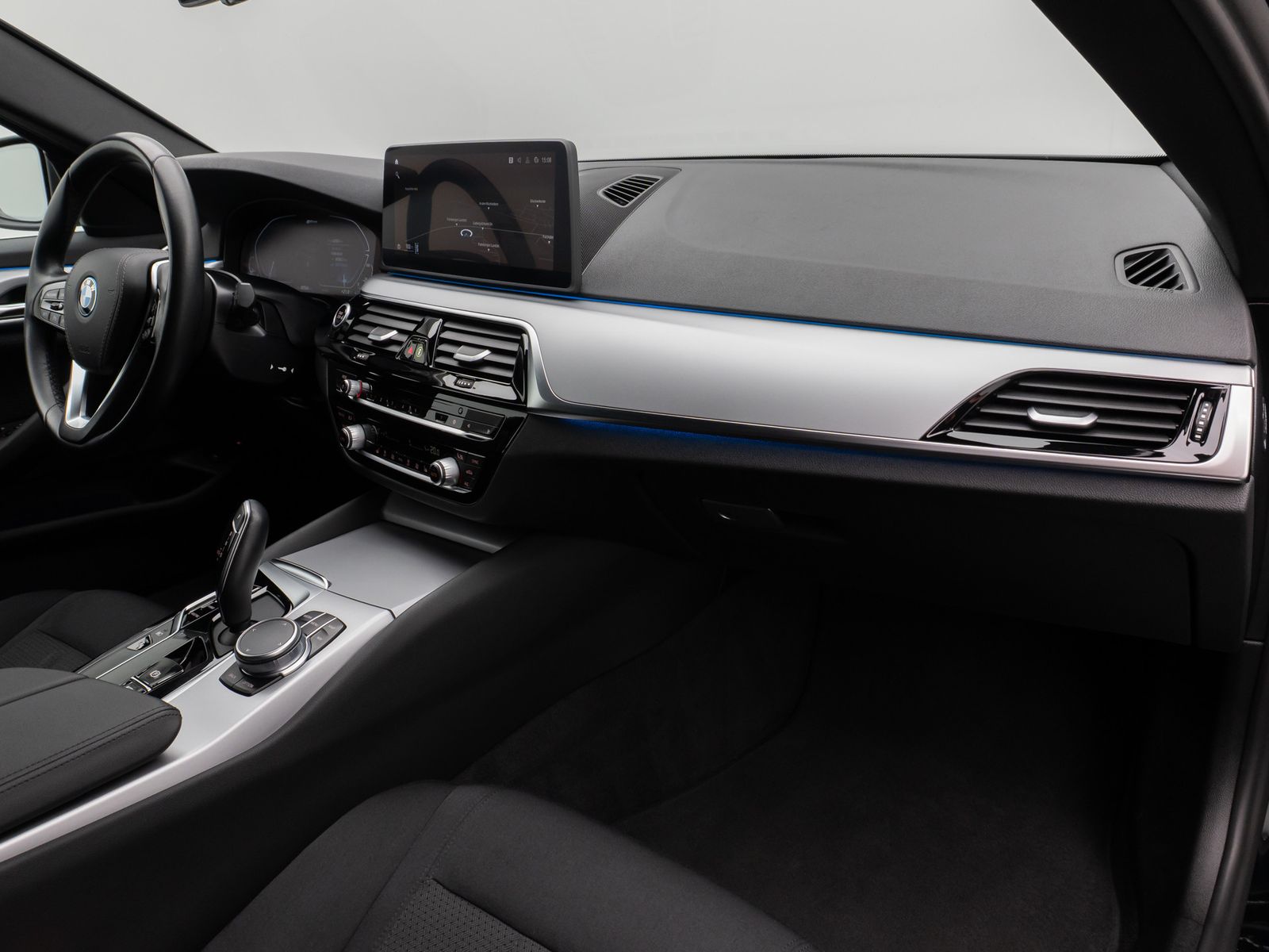 Fahrzeugabbildung BMW 530e xD HUD DAB CockPitPro PDC Komfort Alarm LED