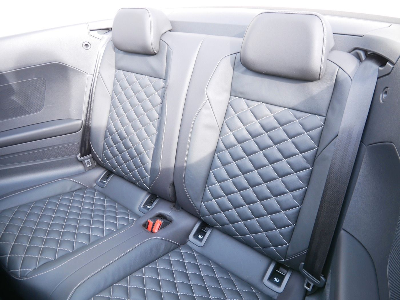 Fahrzeugabbildung Volkswagen T-Roc Cabriolet 1.5 R-Line NEU60T AHK Standhz AC