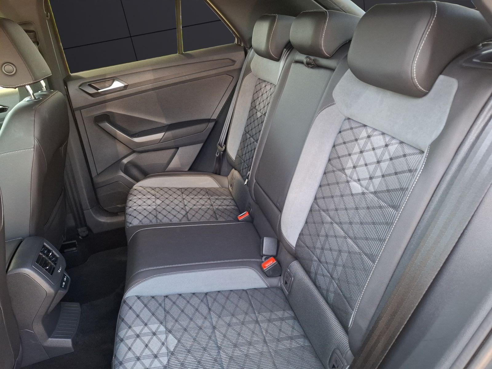 Fahrzeugabbildung Volkswagen T-Roc TSI R-Line DSG 4M Matrix Navi AID ACC Park