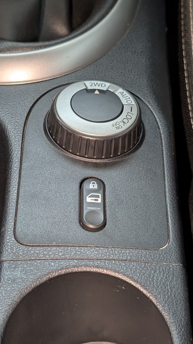 Fahrzeugabbildung Nissan Qashqai+2 2.0i 4x4 * AHK * Navi * Pano Acenta 7-
