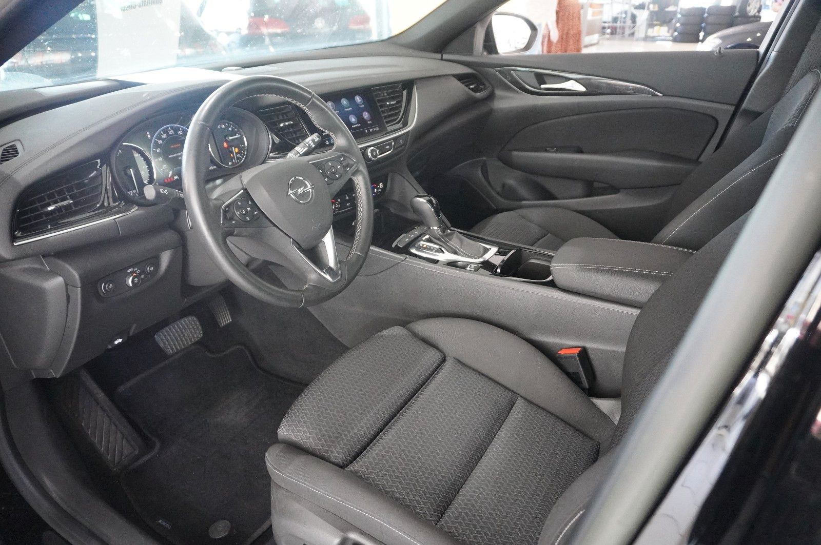 Fahrzeugabbildung Opel Insignia B ST 2.0T ELEGANCE NAVI/LED/VIRT./DAB+