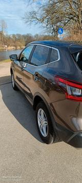 Nissan Qashqai 1.3 DIG-T N-CONNECTA N-CONNECTA - Nissan Qashqai mit Benzin-Antrieb: Limousine