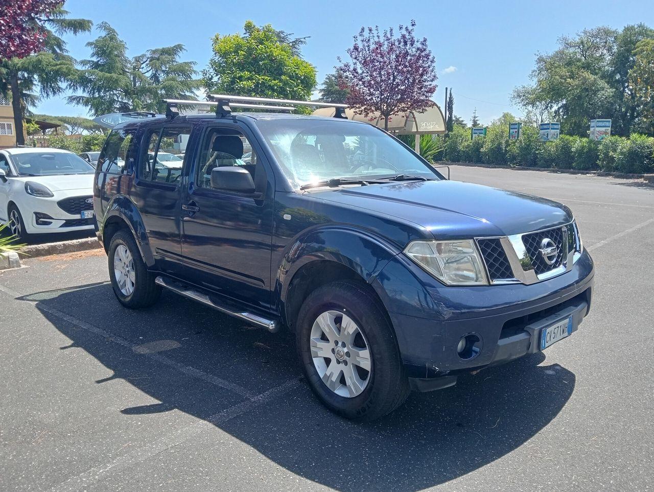 Nissan Pathfinder 2005 — rear view