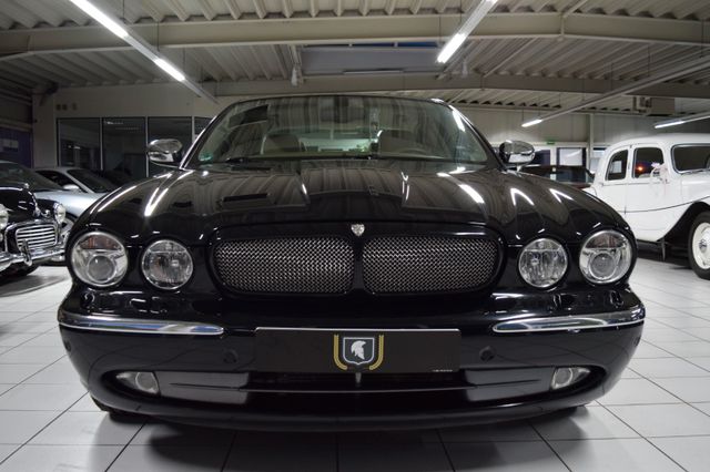 Fahrzeugabbildung Jaguar XJR X350/Schwarz mit beige/Bestzustand