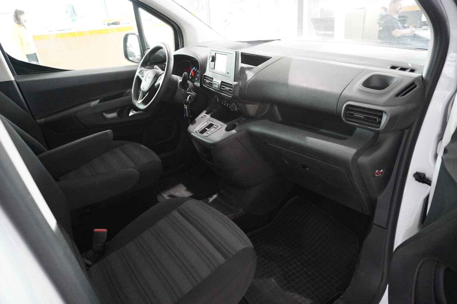 Fahrzeugabbildung Opel Combo-e LIFE EDITION 11KW KLIMA/PDC/TEMP./DAB+