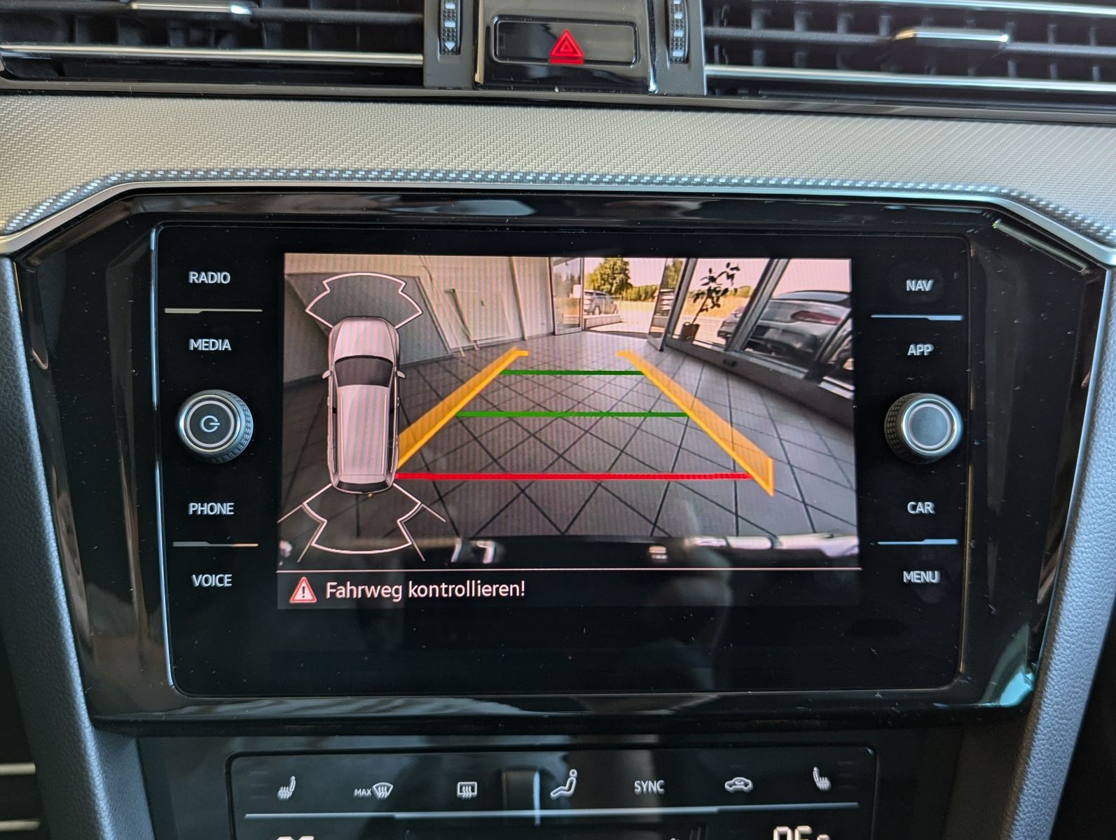 Fahrzeugabbildung Volkswagen Passat 2.0 TSI R-Line Elegan HUD Matrix Pano 19"