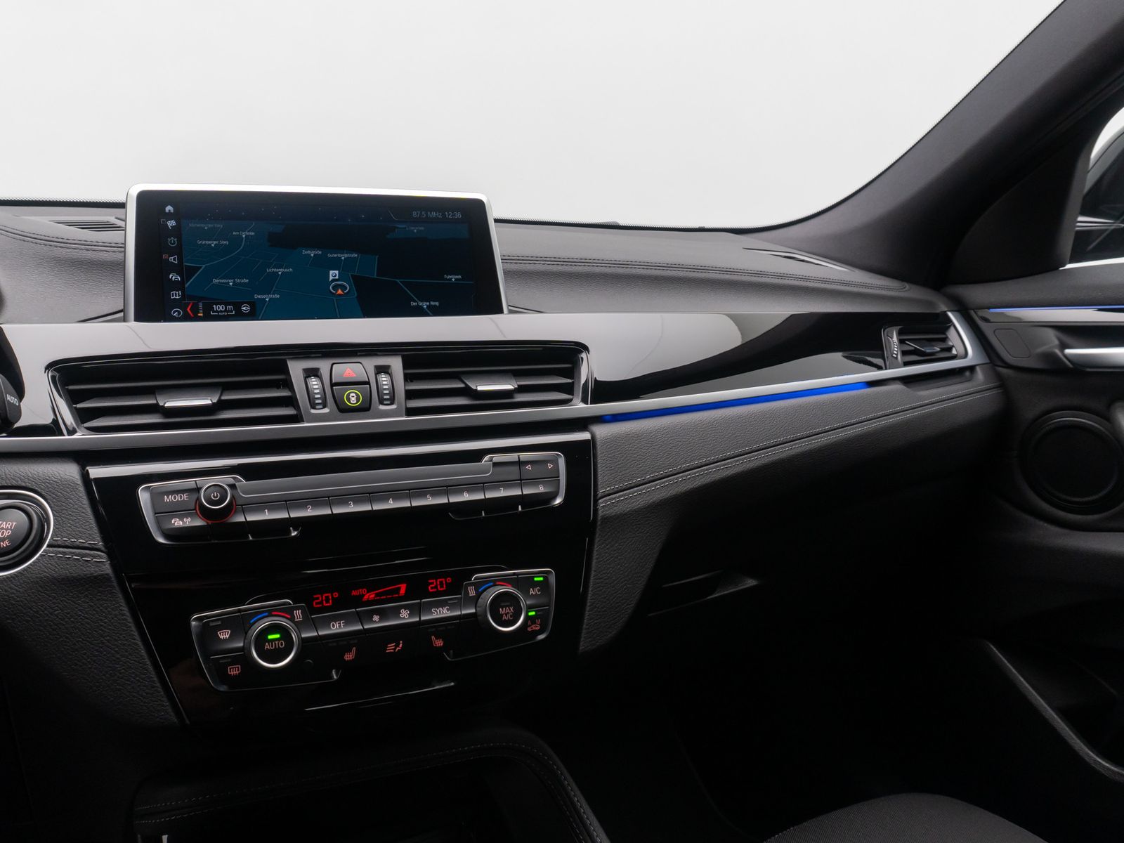 Fahrzeugabbildung BMW X2 sD18i AdvantagePlus HiFi DAB Sportsitz 19Zoll