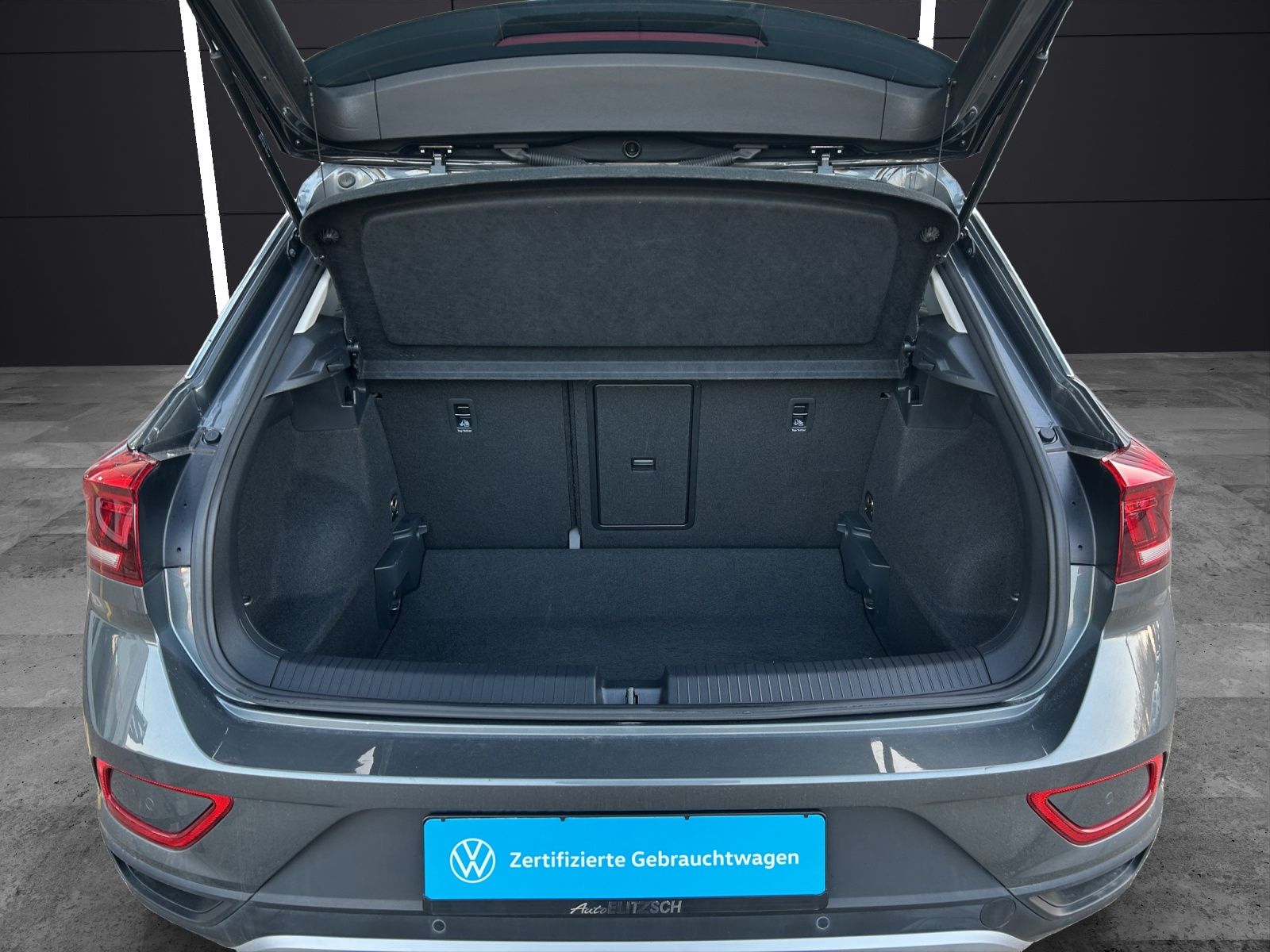 Fahrzeugabbildung Volkswagen T-Roc TSI Life LED Navi AID APP SH LM