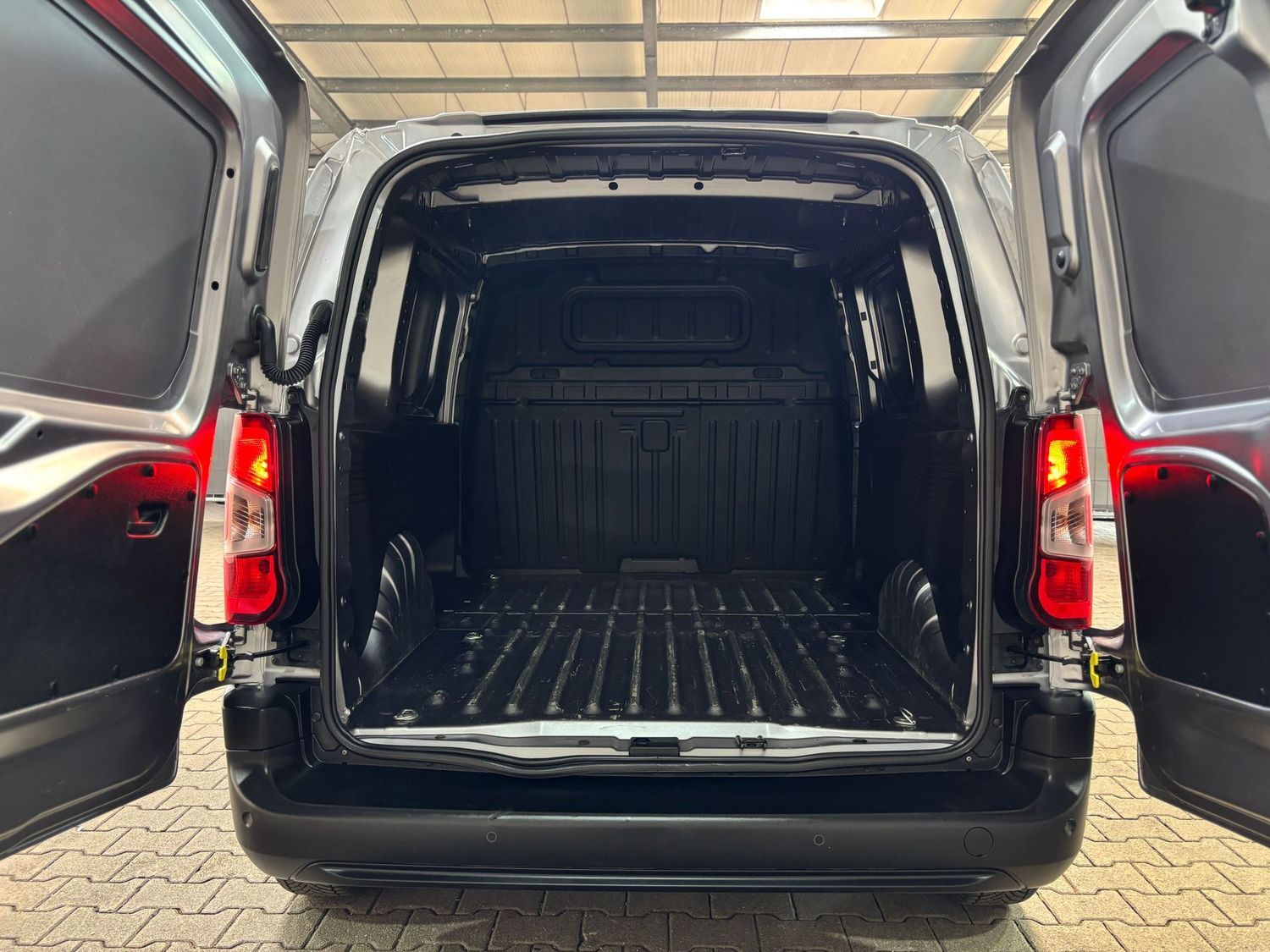 Fahrzeugabbildung Opel Combo Edition#Spur#Tempo#Keyless#DAB