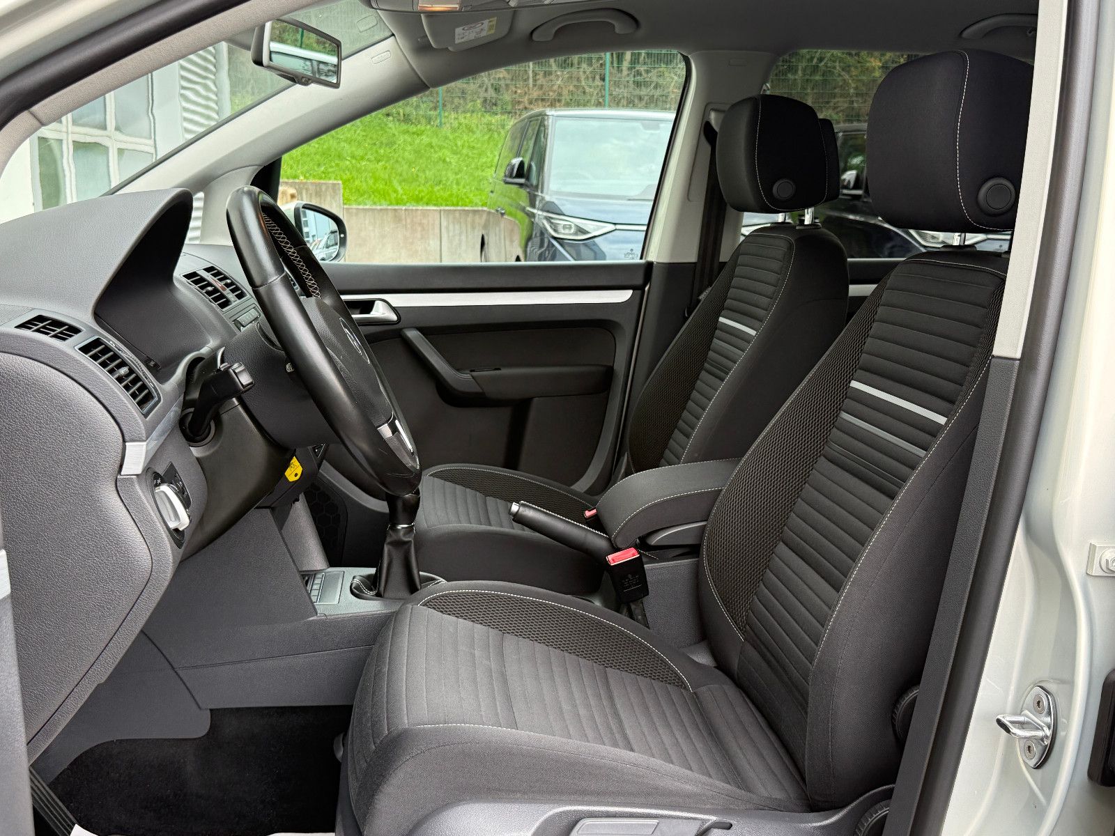 Fahrzeugabbildung Volkswagen Touran Cup 1.2 TSI 7-Sitzer Bi-Xenon GRA SHZ PDC