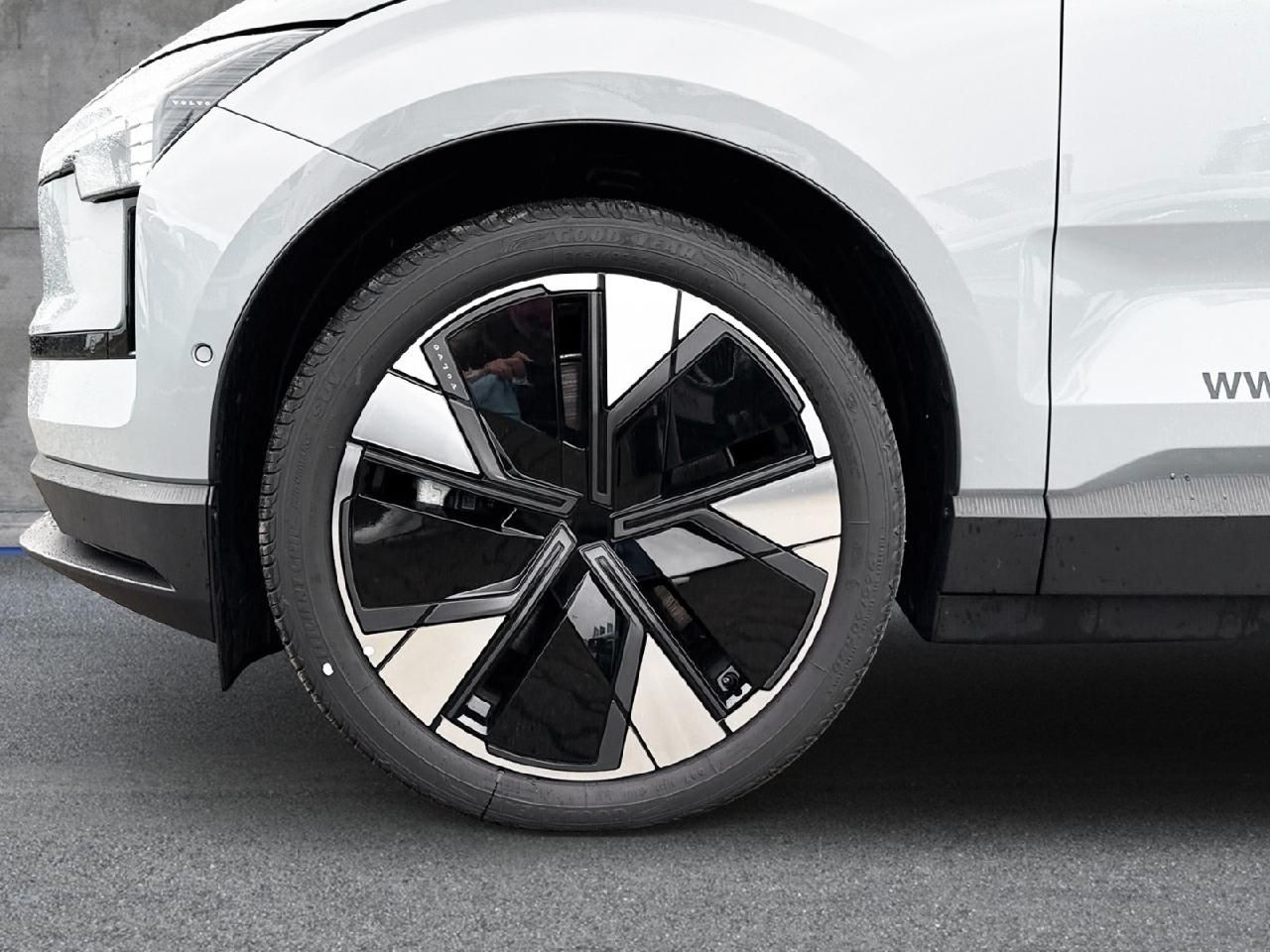 Fahrzeugabbildung Volvo EX30 Ultra AWD Performance Pure Electric