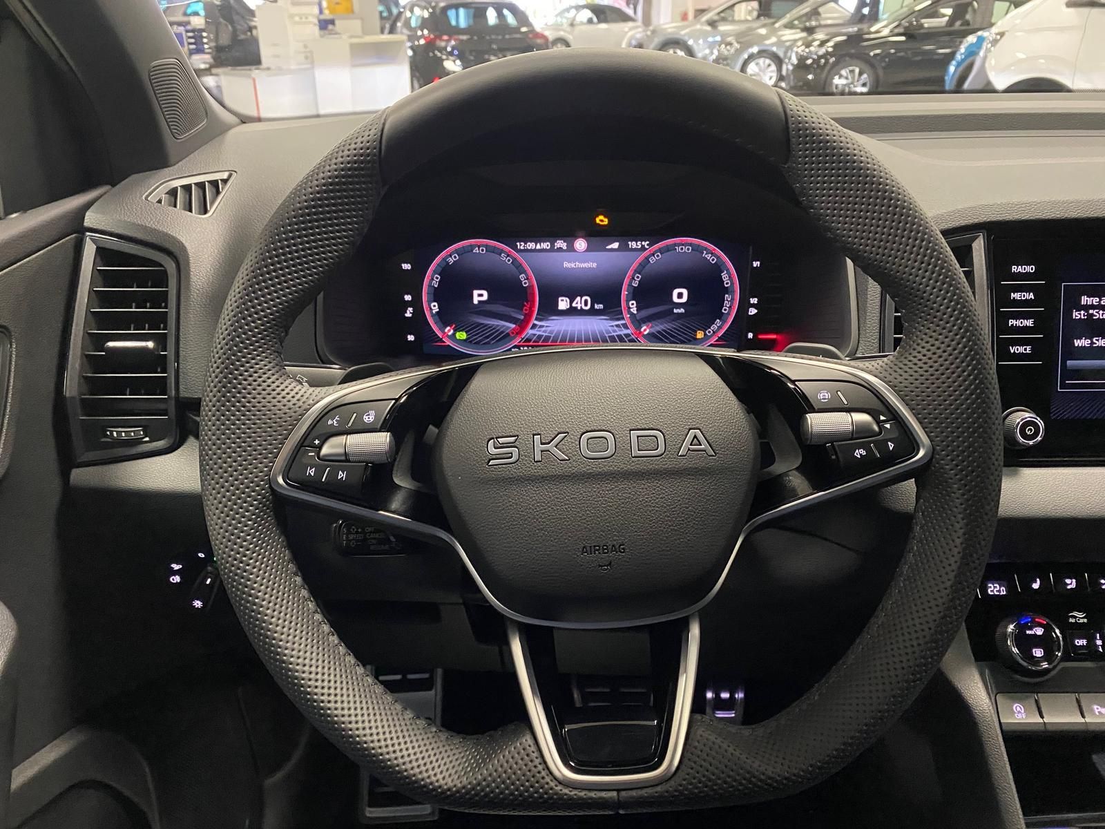 Fahrzeugabbildung SKODA Karoq 1.5 TSI SPORTLINE+MATRIX+ACC+AHK+APP+RFK++