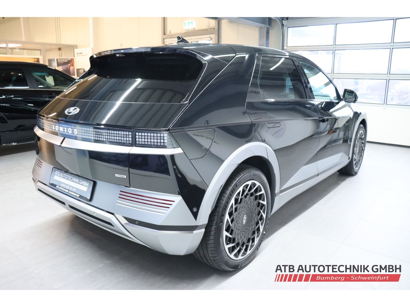 Fahrzeugabbildung Hyundai IONIQ 5 Uniq SOH 100% 4WD 77,4 kWh Relax-Paket 2