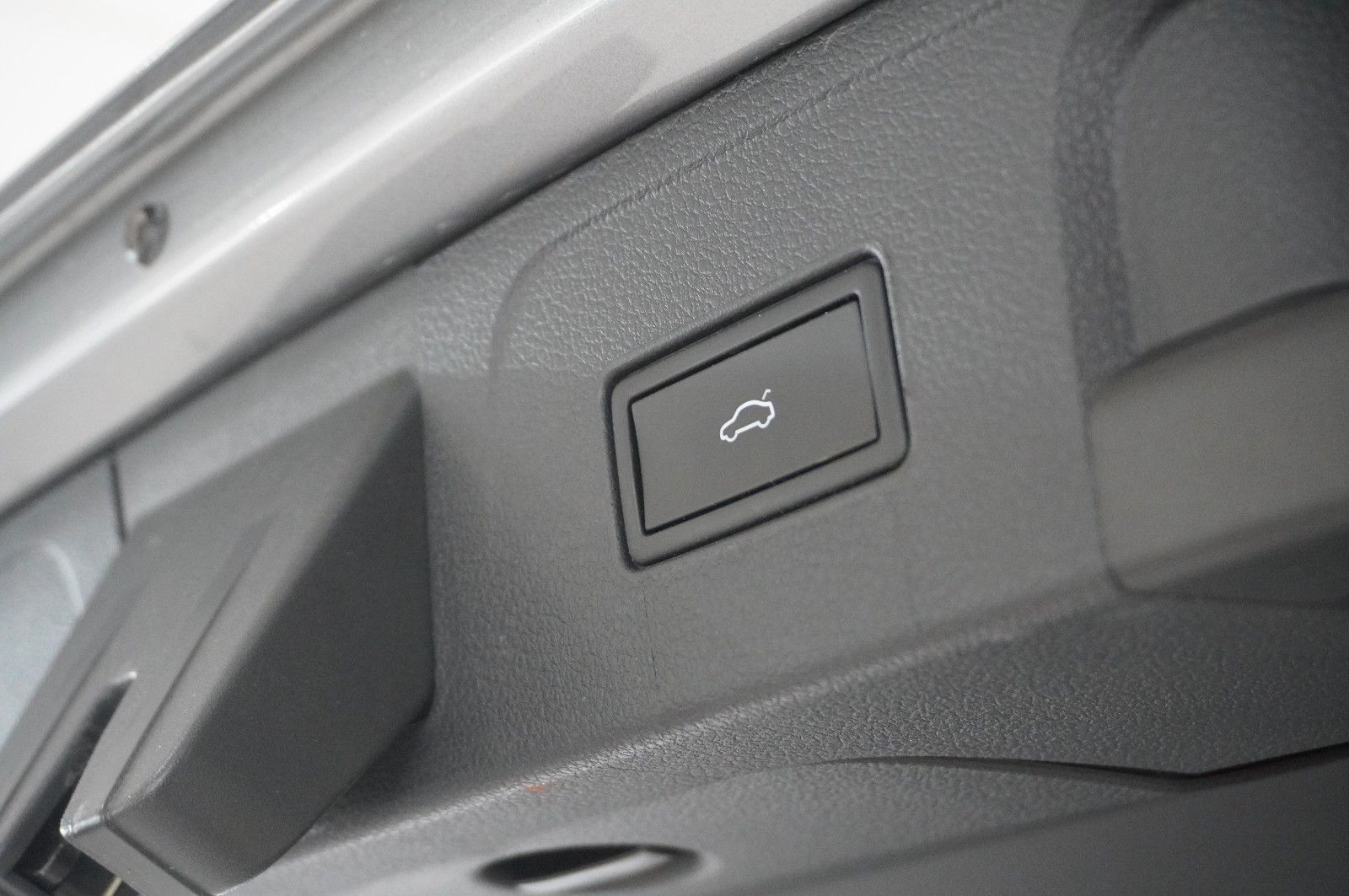 Fahrzeugabbildung Volkswagen Passat VARI. 2.0D R-LINE 4M NAVI/LED/KAMERA/AHK
