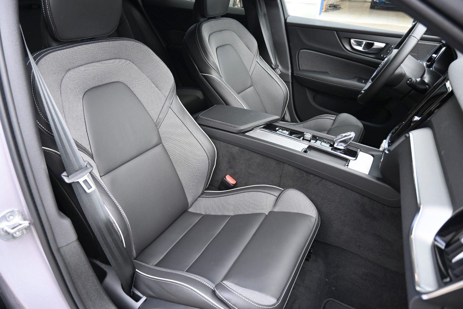 Fahrzeugabbildung Volvo V60 B4 Benzin DKG Plus Dark*FSHZG*360°*ACC*AHK