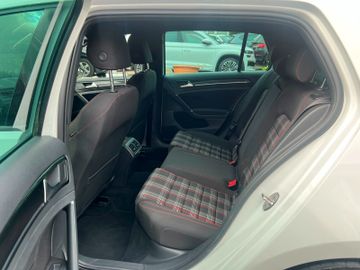 Volkswagen Golf - 8