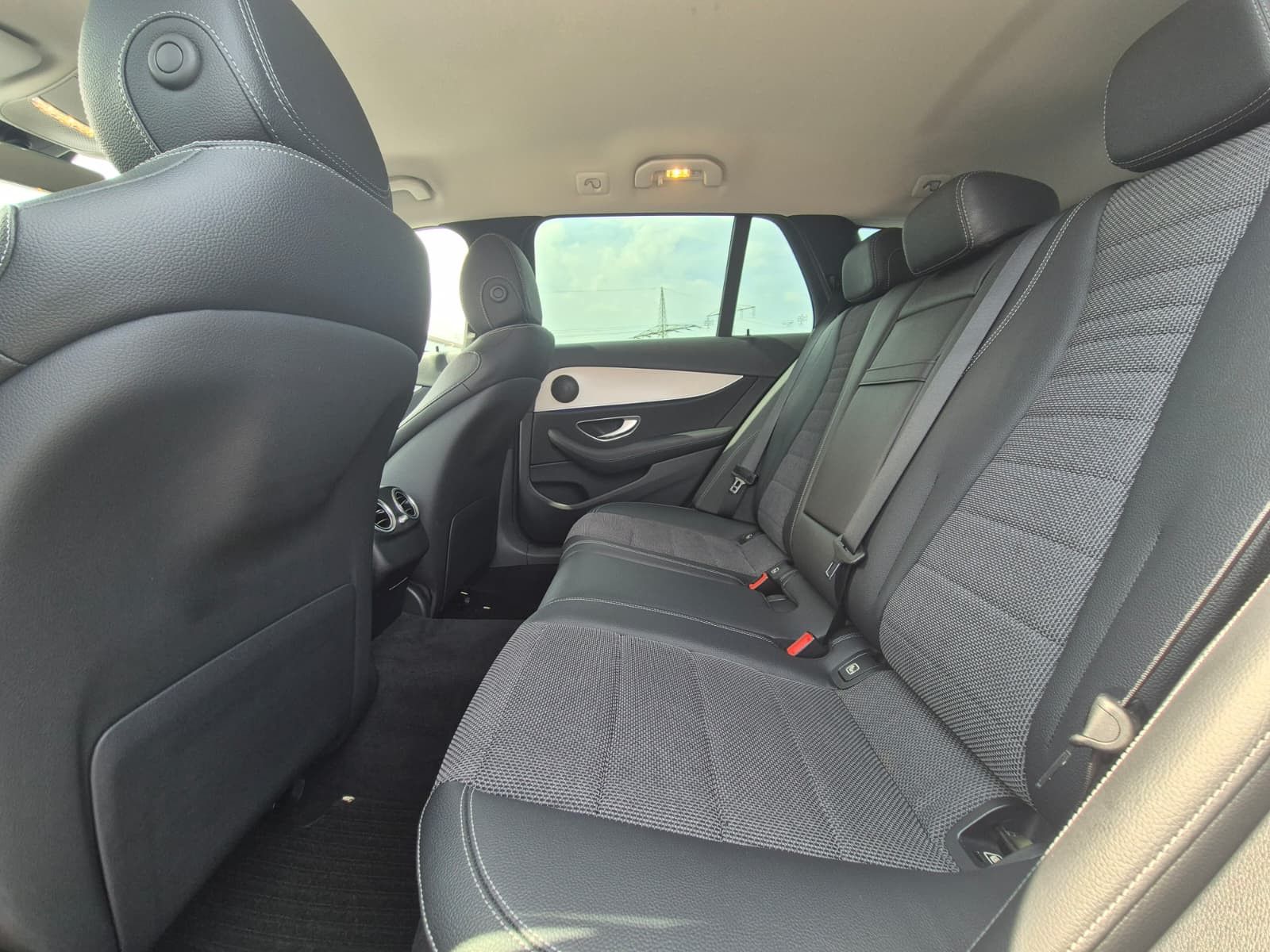 Fahrzeugabbildung Mercedes-Benz E 220 d Avantgarde AHK*DIST*LED*SHZ*Kam*Ambiente