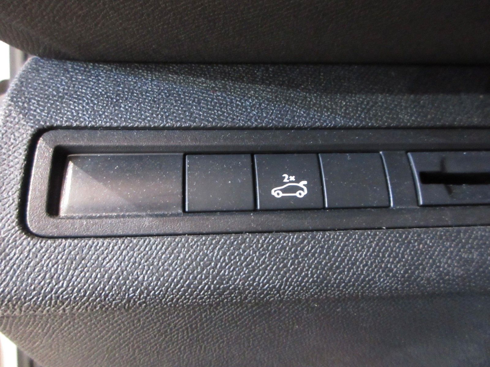 Fahrzeugabbildung Peugeot 3008 Allure 1.2T LED/NAVI/PDC/R´CAM/KEYLESS