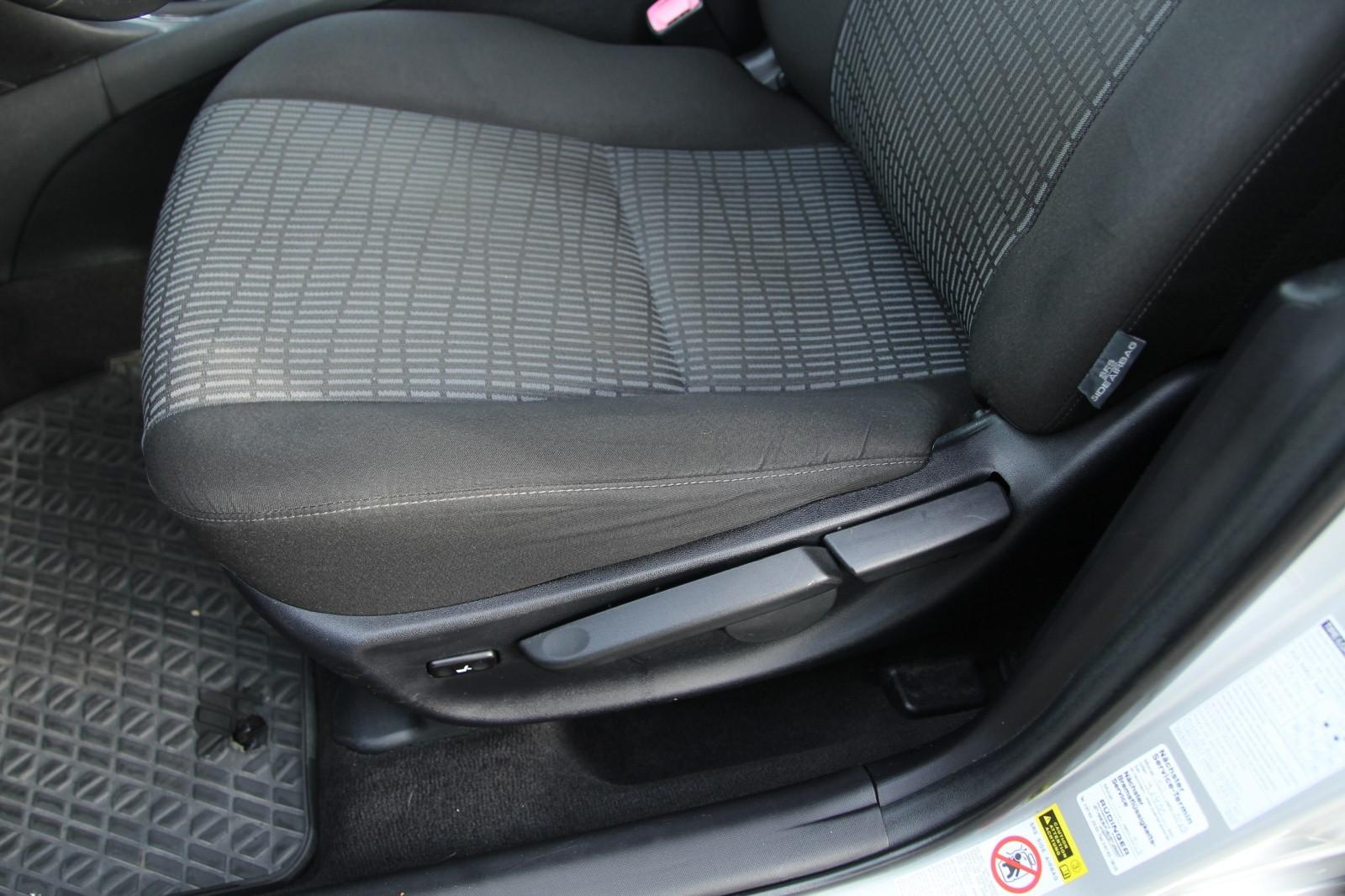Toyota Avensis 2010 — photo 17