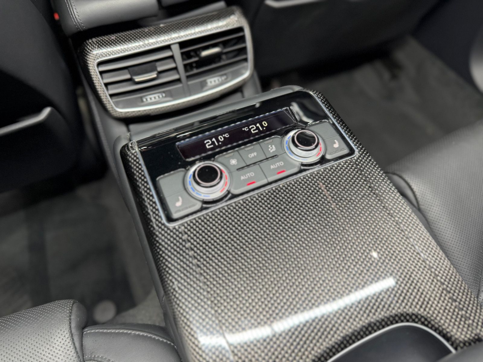 Fahrzeugabbildung Audi S8 4.0 TFSI quattro plus |KERAMIK|CARBON|MASSAGE