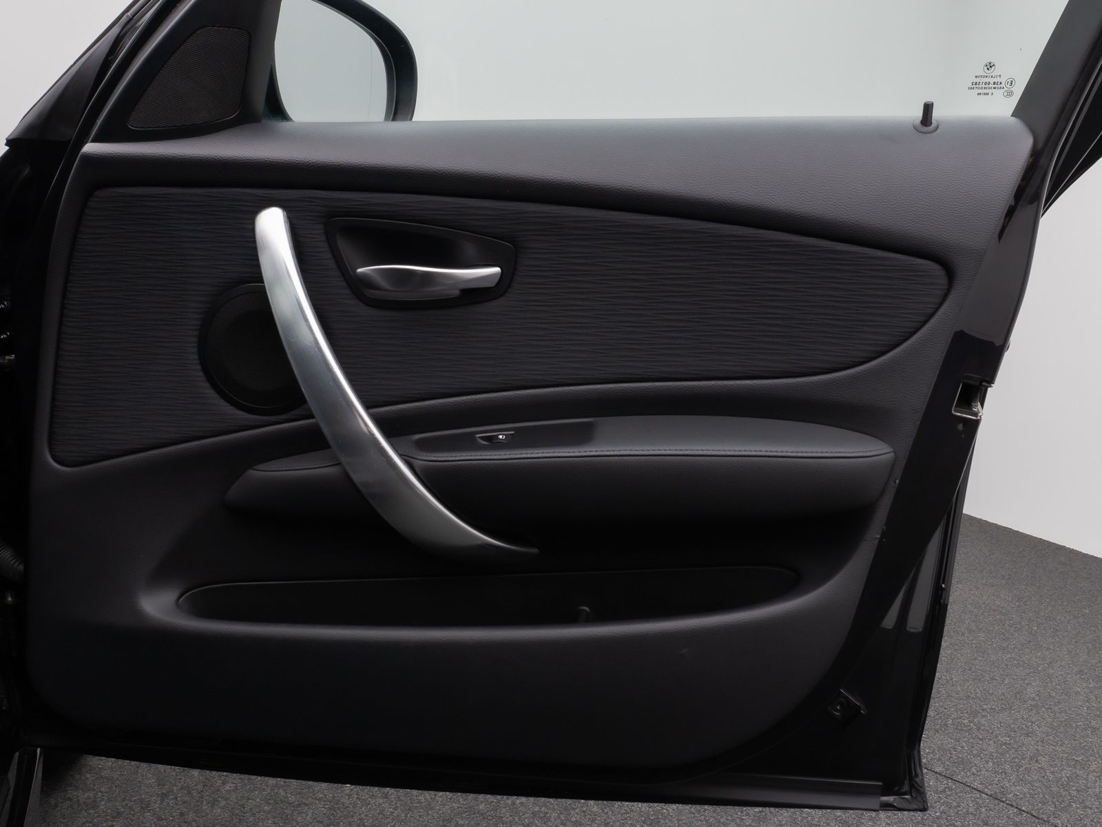 Fahrzeugabbildung BMW 118d Glasdach Navi Sitzhzg Xenon PDC 8Fach