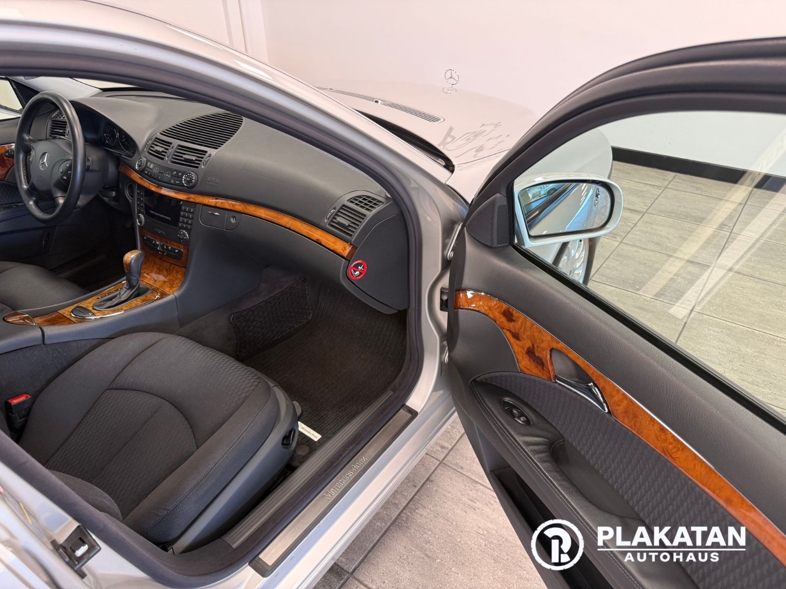Fahrzeugabbildung Mercedes-Benz E 240 ELEGANCE, TÜV Neu, 2 Hand