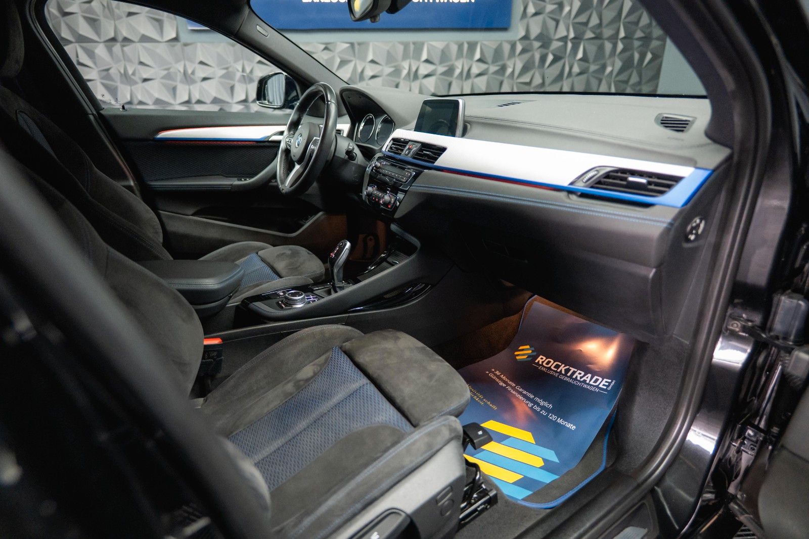 Fahrzeugabbildung BMW X2 sDrive 18i M Sport Automatik *Alcantara*LED*