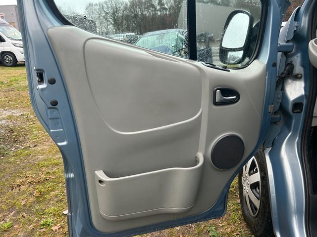 Fahrzeugabbildung Opel Vivaro 2.5 Kombi L1H1 9 Sitzer