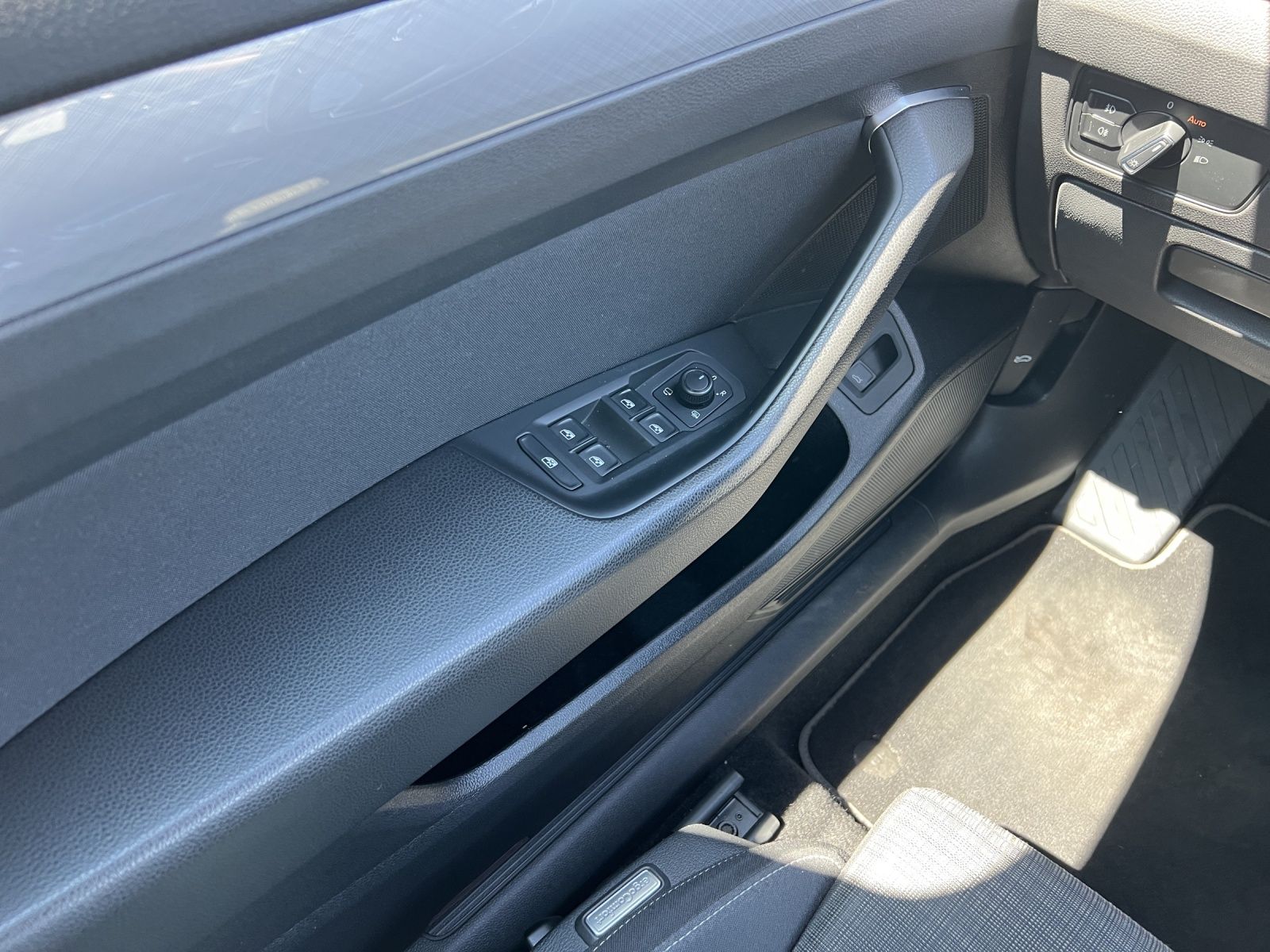 Fahrzeugabbildung Volkswagen Passat Variant Business TSI DSG LED ACC AHK PDC
