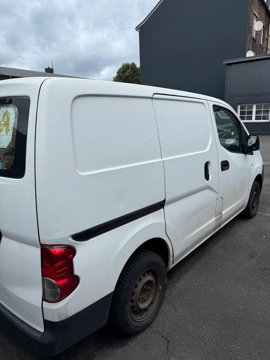 Nissan NV200 2015 — rear view