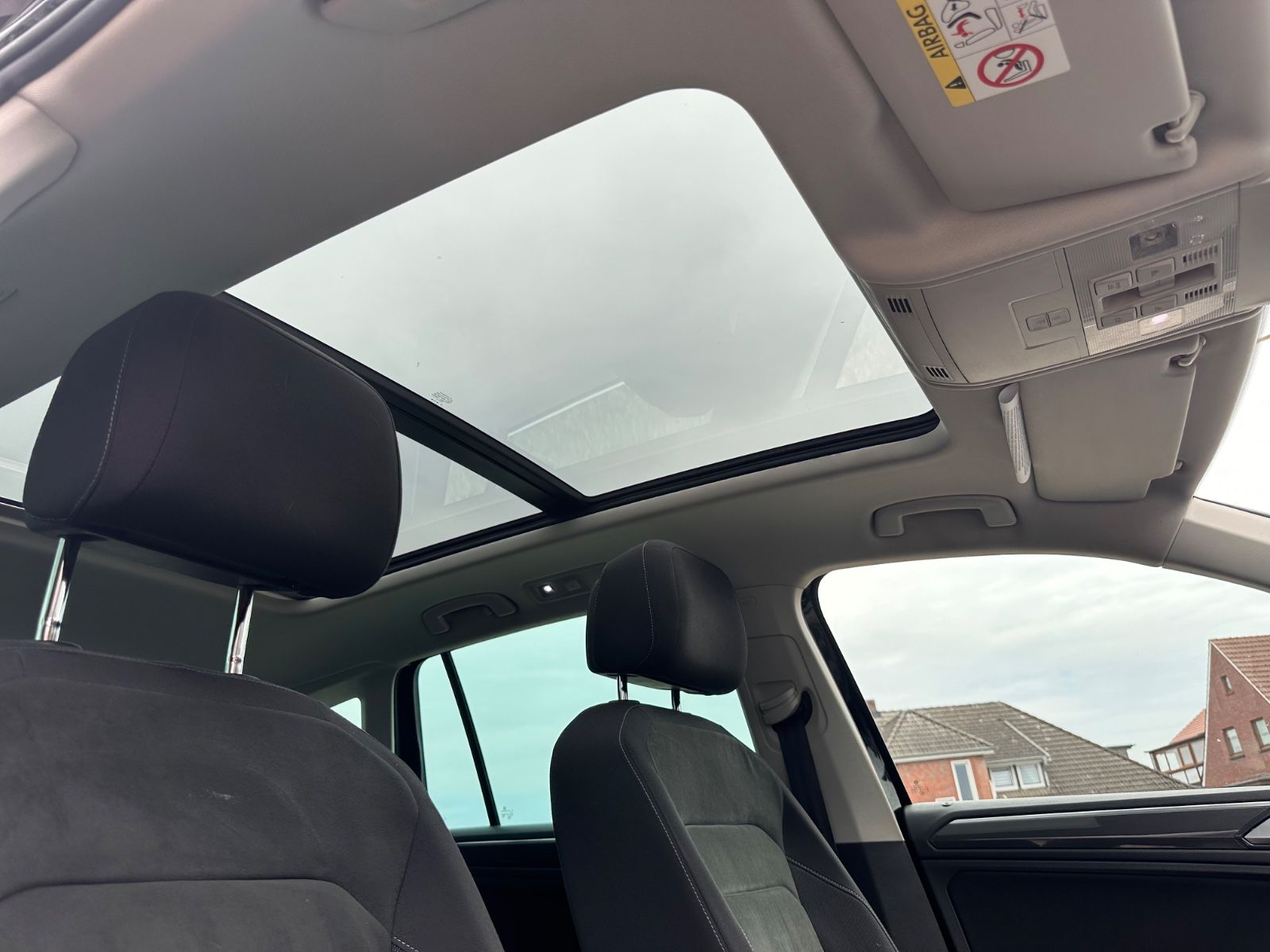 Fahrzeugabbildung Volkswagen Tiguan 2.0 TDI 4M Highline Pano/AHK/ACC/Navi/LED