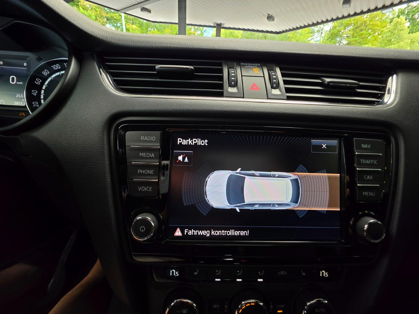 SKODA OCTAVIA COMBI RS DSG  220 ch BVA - GPS - SONORISATION CANTON - SIEGES CHAUFFANTS - CLIMATISATION AUTOMATIQUE - PHARES XENON