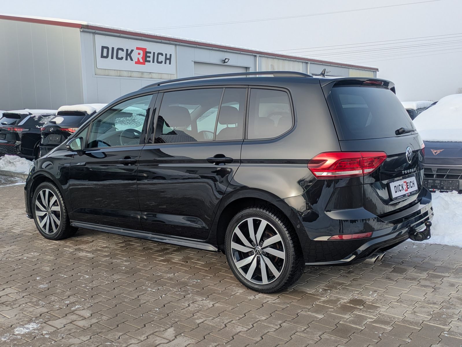 Fahrzeugabbildung Volkswagen Touran 2.0 DSG R-Line High BLACK Pano 7Si IQ AHK