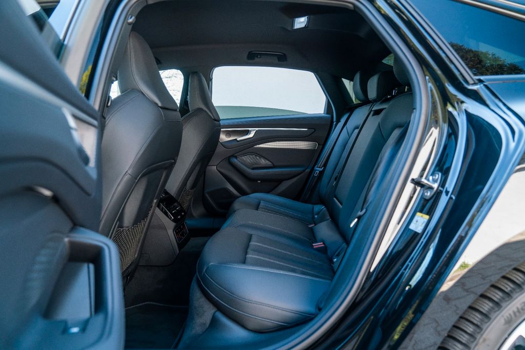 AUDI A6 TDI quattro/ LUFTFAHR./ 21"/ TECH PRO/ S LINE AUDI A6 TDI quattro/ LUFTFAHR./ 21"/ TECH PRO/ S LINE