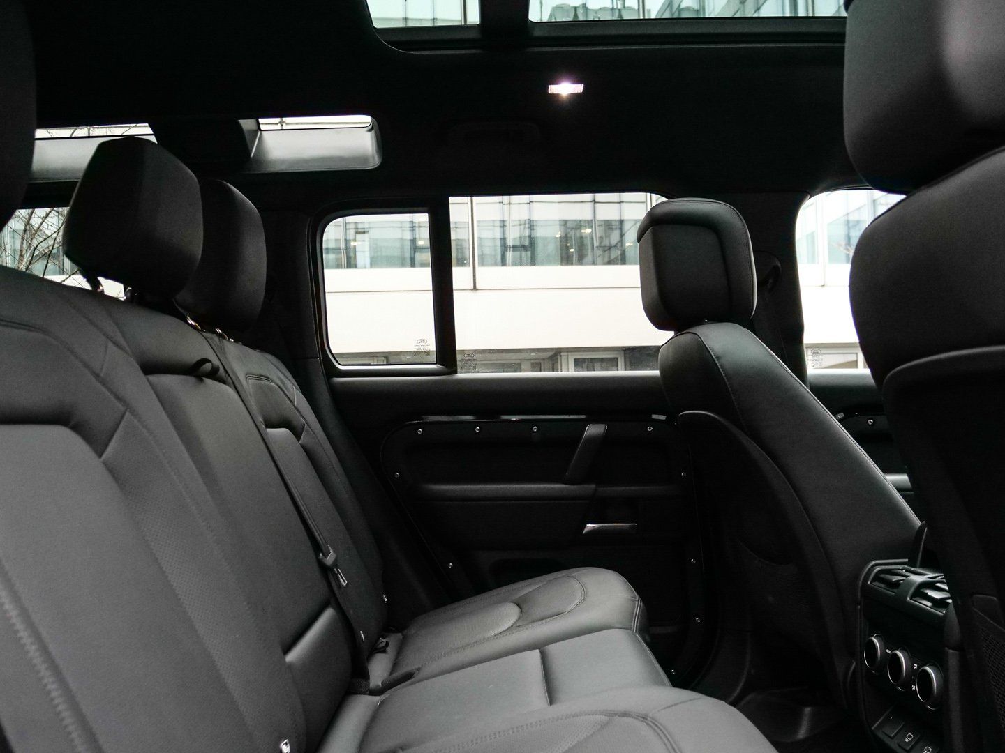 Land Rover Defender 110 D300 3.0 X-Dynamic HSE 360 ACC AHK foto 4