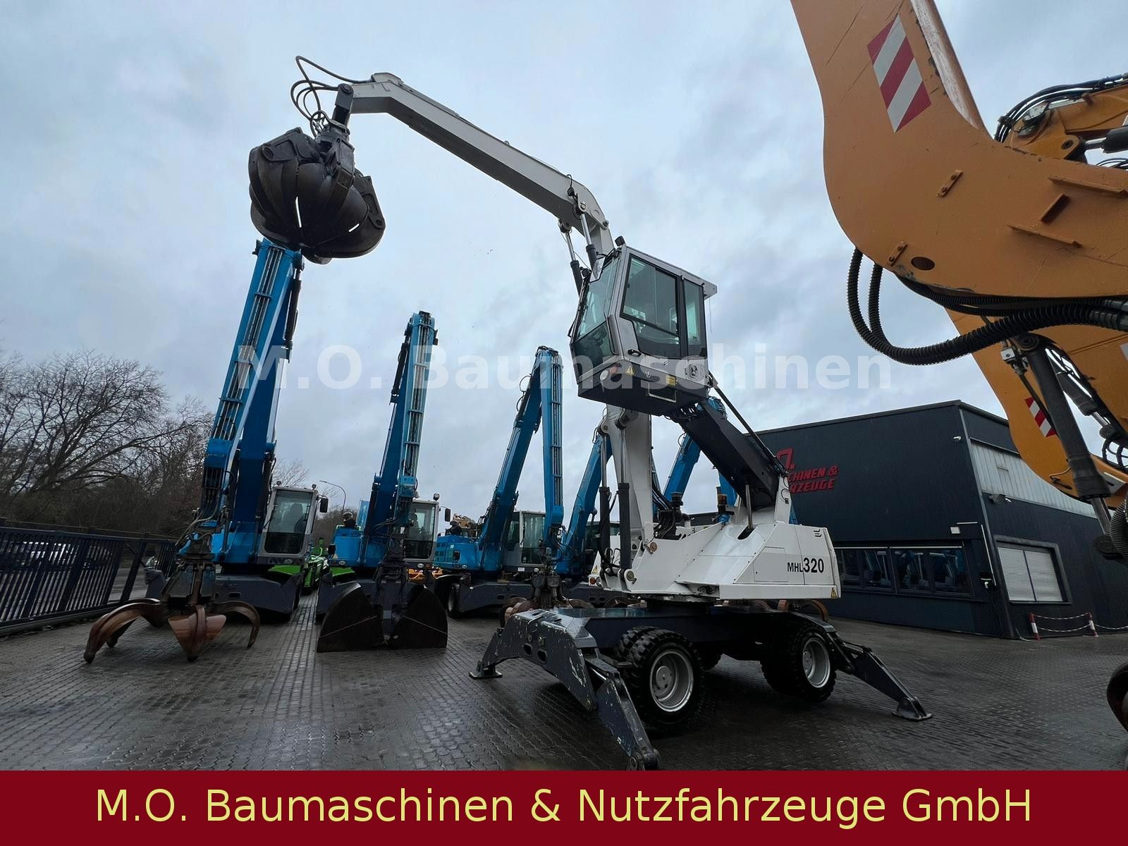 Fahrzeugabbildung Fuchs Terex MHL 320 / Polyp/ Liftkabine/