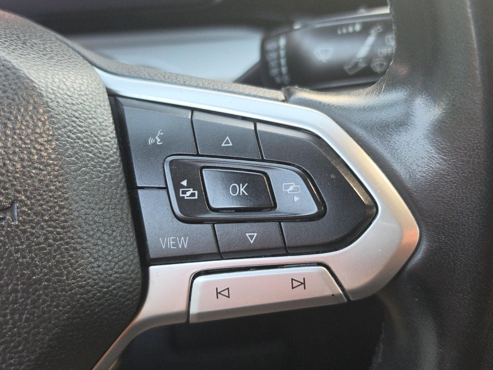 Fahrzeugabbildung Volkswagen Golf VIII Variant Life AHK ACC SHZ LED Apple Car