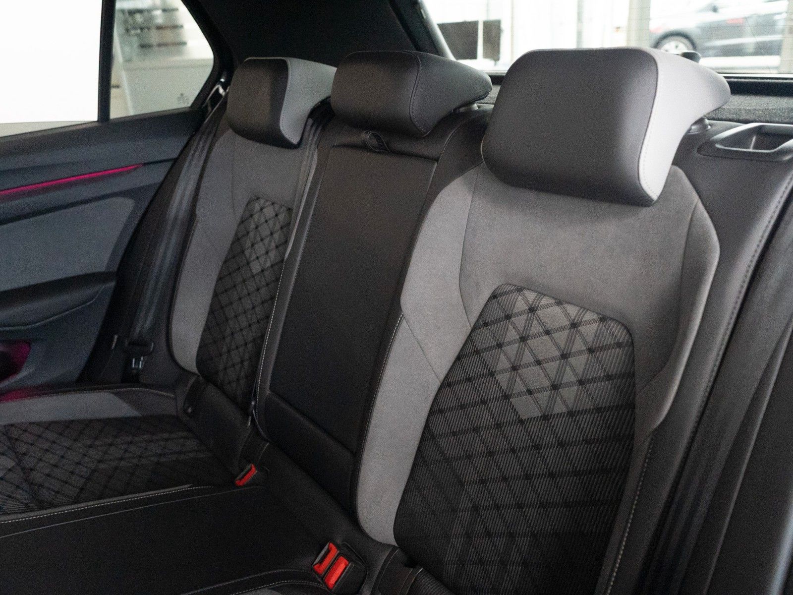 Fahrzeugabbildung Volkswagen Golf VIII Lim. R-Line eTSI AUTOM./STANDHZG./IQ-L