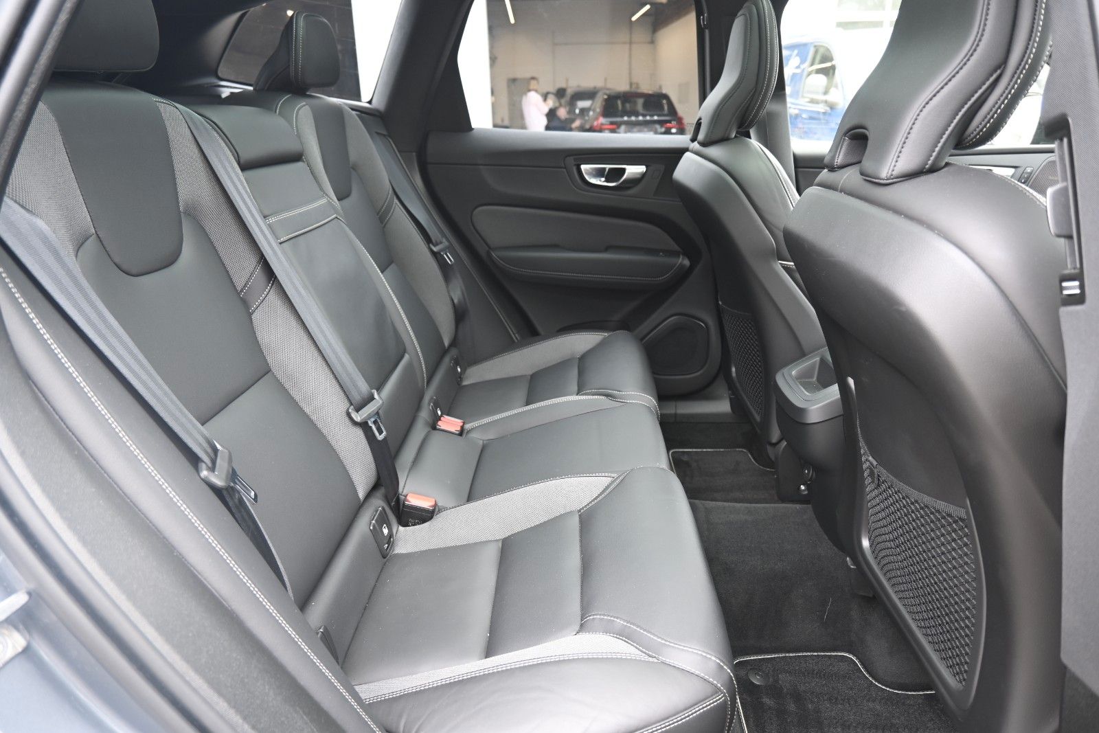 Fahrzeugabbildung Volvo XC60 B4 D AWD R Design*STDHZG*PANO*RFK*ACC